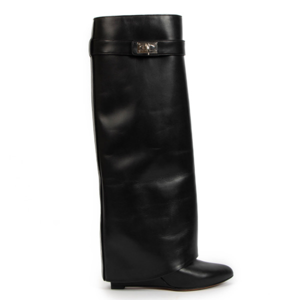 ロングブーツ Givenchy Boots 定番のロングブーツは、ひねりのある一足で周りと差を