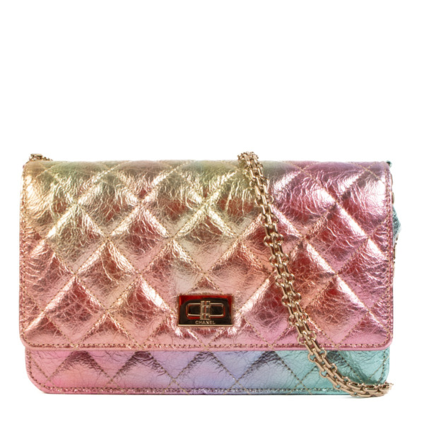 ll10449_chanel_multicolor_wall