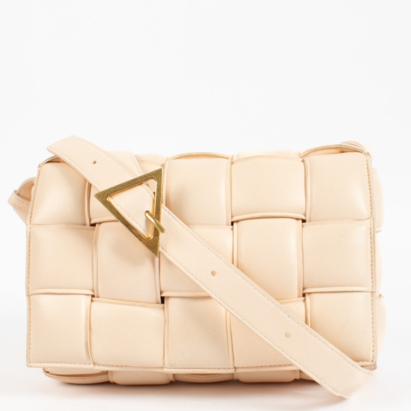 【BOTTEGA VENETA】Lambskin Leather Cassette Bag Bliss Washed Bottega Veneta Beige Padded Cassette Bag ○ Labellov ○ Buy